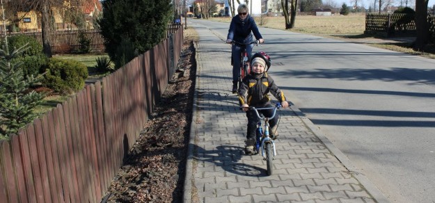 Po chodniku można jeździć m.in. kiedy rowerzysta opiekuje się dzieckiem, które także jedzie rowerem
